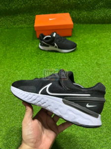 React Miler 3 (Blk/W) - Image 3